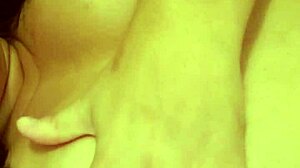 Gostosa gemendo gostoso, she moans while masturbating her natural tits and amateurs cum in homemade fun.