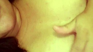 Gostosa gemendo gostoso, she moans while masturbating her natural tits and amateurs cum in homemade fun.