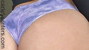 बड़ी गांड वाली मिल्फ अपनी कर्वी बॉडी दिखा चूत में उंगली डालती है