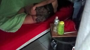 Karmico voyeur espiando a trav�s de la c�mara de seguridad a pareja mexicana