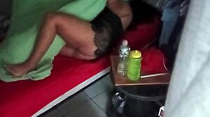 Karmico voyeur espiando a trav�s de la c�mara de seguridad a pareja mexicana