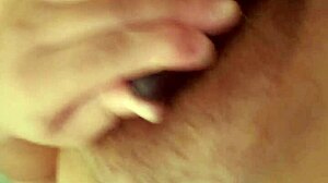 Gostosa gemendo gostoso, she moans while masturbating her natural tits and amateurs cum in homemade fun.