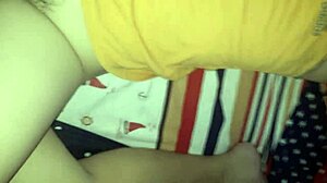 Em Gái Trắng Nón Áo Vàng