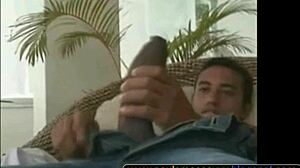 Novinho dotado exibindo a sua vara grossa de 25cm