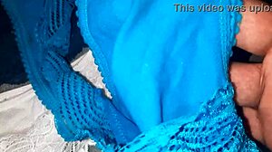 karen me dejó jalármela con su tanga rosa favorita y me prestó todos sus calzones hasta echarle toda la leche