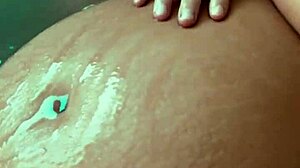 नहाने के टब में मोटी गीली चूचियां उछल रही हैं, बीबीडब्ल्यू पूल सीन में पेट के साथ