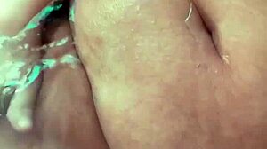 नहाने के टब में मोटी गीली चूचियां उछल रही हैं, बीबीडब्ल्यू पूल सीन में पेट के साथ