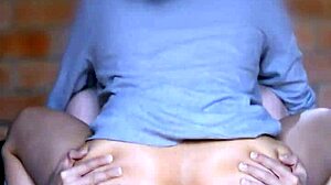 la estudiante besa apasionadamente a su novio en el apartamento