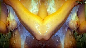 भाप वाली शावर में मिल्फ आईने के सामने तंग करती