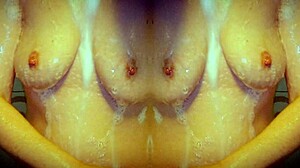 भाप वाली शावर में मिल्फ आईने के सामने तंग करती