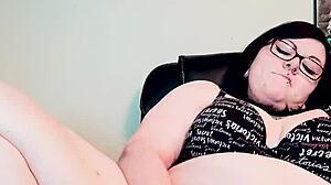 Bbw Nerd Masturbates Wet Pussy