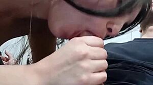 hermanastra cachonda chupa la polla de su hermanastro cuando sus padres se van y los dejan solos