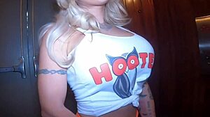 hooters waitress sucking in public for a big tip, omg! 😜