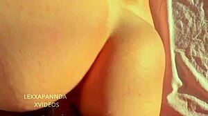 Teen de 18 años tiene sexo en su cama con su padrastro!