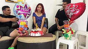 hijastros le celebran el cumplea�os a su madrastra y de regalo sorpresa 2 pollas para follarla por el culo y que disfrute su regalo