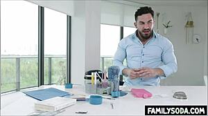 साइंटिस्ट स्टेपसिबलिंग्स लैब में इन्टीमेसी के साथ एक्सपेरिमेंट करते हैं