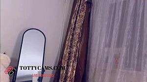 dark hair stunner chatting on cam