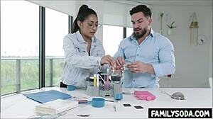 साइंटिस्ट स्टेपसिबलिंग्स लैब में इन्टीमेसी के साथ एक्सपेरिमेंट करते हैं