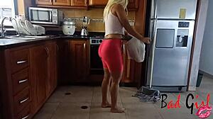 madrastra sorprende hijastro masturbandose sexo con la puta madrastra de tetas pegueñas