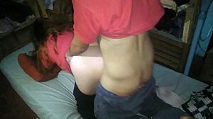 le bajo el pantalon a mi novia y jugamos de perrito