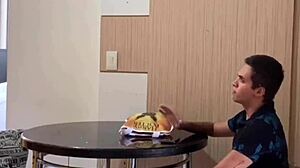 tio chega de viagem e fica de gracinha com amigo gay brasileiro