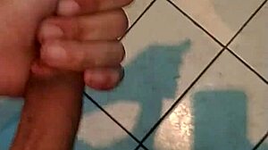 masturbandome rico en el baño con casa llena