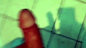 masturbandome rico en el baño con casa llena