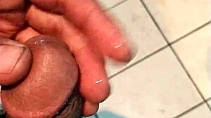 masturbandome rico en el baño con casa llena