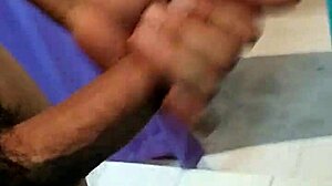 masturbandome rico en el baño con casa llena