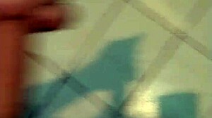 masturbandome rico en el baño con casa llena