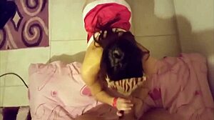 Namorada Novinha Pagando Boquete Mascarada Em Roupas Rasgadas