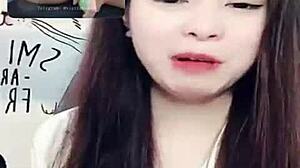 I enjoy Jin Xinh Bunny's live show while chatting.