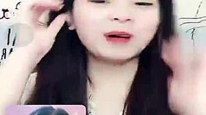I enjoy Jin Xinh Bunny's live show while chatting.