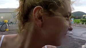 Duas gostosas pedalando semcalcinha na chuva - barbara alves- pernocas