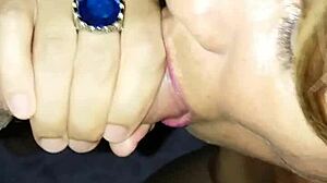 dando o cuzinho e chupando pica