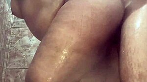 Gozei na minha tia durante o nosso banho big tits teen ebony