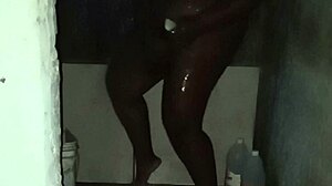 Casada Tomando Banho Fiquei Cheio de Tesão Vendo Sua Buceta Gostosa Toda Molhada