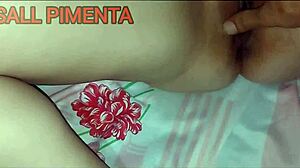 peguei a branquinha descansando e meti no rabo dela com gozada nos peitos