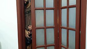 lembrei quando meu amigo gozou na minha mão grande no dormitório