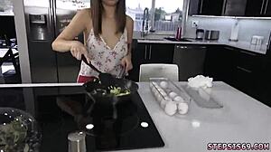 टीन मास्टरबेशन जंगली हो गया, चुमली फैमिली थ्रीसम में चूसने की भीख मांगती है