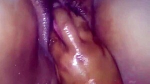 Socando a mão no rabo da puta com orgasmos intensos.