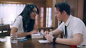 मन, ये ट्विस्टेड स्टेपसिबलिंग्स उसे ह्यूज कॉक्स से हार्डकोर ग्रुप एक्शन में पाउंड करते हैं। यकीन नहीं होता!