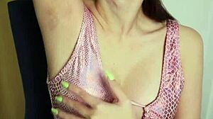 अरे, अप्रिल मैक्सिमा अपनी बगल चाटती देखना है?