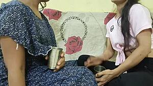 देसी दो सहेली बॉयफ्रेंड को बुलाकर chut चूदाई की part1