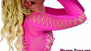 Hey, that teen sex therapist in lingerie gives a handjob and facial at the desk gloryhole