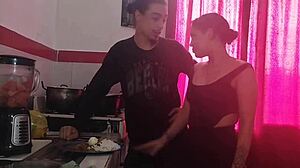 mi madrastra me enseña a cocinar en video casero.