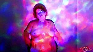 i worship my bbw goddess with dance and oil, feeling her plump body.