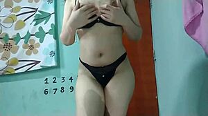 mamá me dejó sola con el pervertido de mi padrastro y terminé cabalgando su gran verga dura mientras ella iba de compras