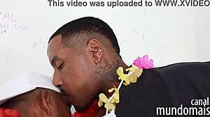 Putaria no banheiro entre três caras negros com big cocks e asses