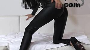 Sofia Cucci masturbates with toys in latex on webcam